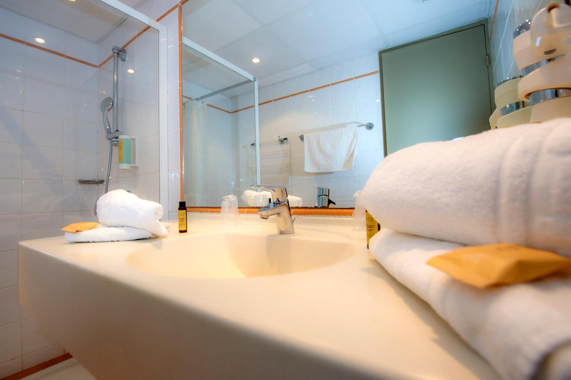 Club Vacances Bleues Domaine De Chateau Laval Gréoux-les-Bains Екстериор снимка